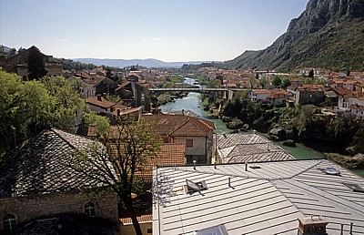 Blick vom Kule Tara, Muzeja Starog mosta (Turm Tara, Museum der Alten Brücke) auf die Stari Grad (Altstadt) - Mostar