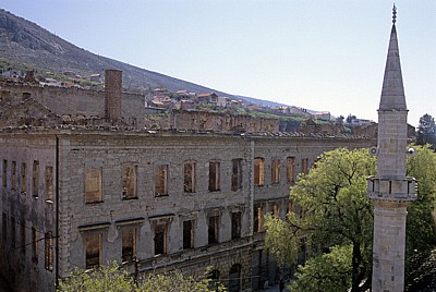 Stari Grad (Altstadt): Blick vom Kule Tara (Turm Tara) auf ein kriegsbeschädiges Haus - Mostar
