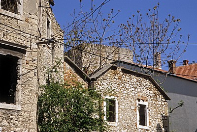 Stari Grad (Altstadt): Marsala Tita - Kriegsbeschädigtes Haus - Mostar