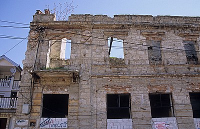 Stari Grad (Altstadt): Marsala Tita - Kriegsbeschädigtes Haus - Mostar