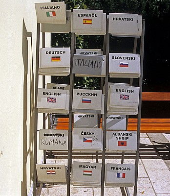 Ständer mit Schildern: Auswahl der vertretenden Sprachen - Medjugorje