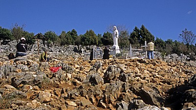 Podbrdo: Erscheinungsberg - Pilger an der Marienstatue - Medjugorje