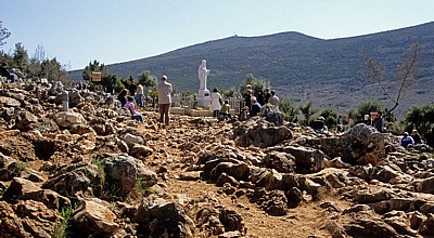 Podbrdo: Erscheinungsberg - Pilger an der Marienstatue - Medjugorje