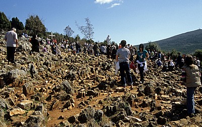 Podbrdo: Erscheinungsberg - Pilger an der Marienstatue - Medjugorje