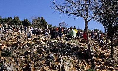 Podbrdo: Erscheinungsberg - Pilger an der Marienstatue - Medjugorje