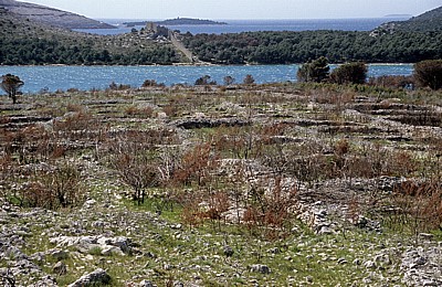 Blick auf die Wehrmauer von Grebastica - Gespanschaft Sibenik-Knin