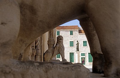 Stari Grad (Altstadt): Blick durch die Löwen (Nordportal) der Katedrala svetog Jakova (Kathedrale des Heiligen Jakob)  - Sibenik