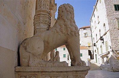 Stari Grad (Altstadt): Katedrala svetog Jakova (Kathedrale des Heiligen Jakob) - Löwenportal - Sibenik
