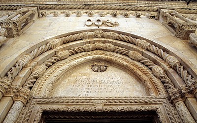 Stari Grad (Altstadt): Katedrala svetog Jakova (Kathedrale des Heiligen Jakob) - Löwenportal: Inschrift - Sibenik