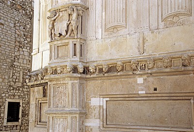 Stari Grad (Altstadt): Katedrala svetog Jakova (Kathedrale des Heiligen Jakob) - Fries mit Porträts der Geldgeber - Sibenik