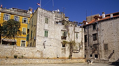 Stari Grad (Altstadt): Trg palih sibenskih boraca (Platz) - Brunnen - Sibenik