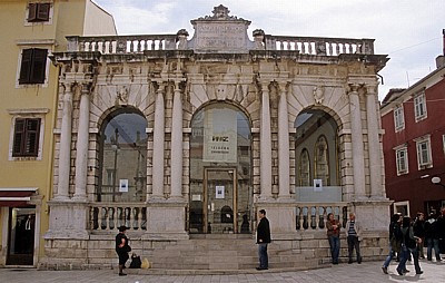 Stari Grad (Altstadt): Narodni trg u Zadru (Volksplatz) - Gradska loza (Stadtwache) - Zadar