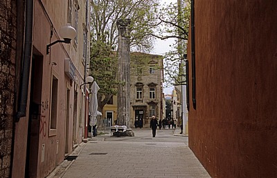 Stari Grad (Altstadt): Trg Petra Zoranica - Römische Säule - Zadar
