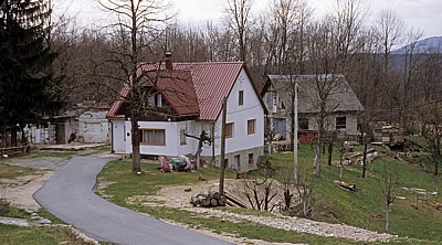 Blick auf den Ort: Wohnhäuser - Jezerce