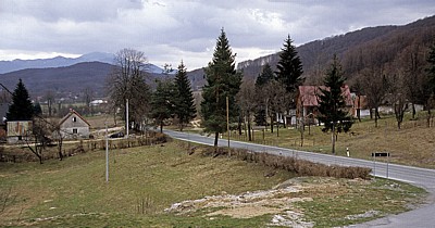 Blick auf den Ort: Wohnhäuser - Jezerce