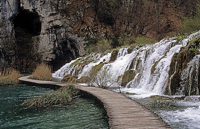 Donja jezera (Untere Seen): Holzsteg unterhalb der Wasserfälle zwischen Kaluderovac (links) und Gavanovac  - Nationalpark Plitvicer Seen