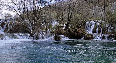 Donja jezera (Untere Seen): Gavanovac - Wasserfälle zu dem dahinterliegenden Milanovac - Nationalpark Plitvicer Seen