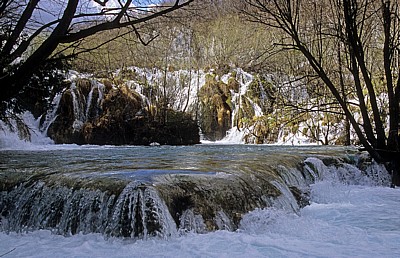 Donja jezera (Untere Seen): Gavanovac - Wasserfälle zu dem dahinterliegenden Milanovac - Nationalpark Plitvicer Seen