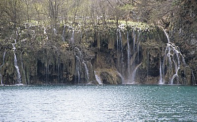 Gornja jezera (Obere Seen): Kozjak mit den Wasserfällen zu dem dahinterliegenden Buk - Nationalpark Plitvicer Seen