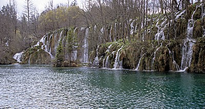 Gornja jezera (Obere Seen): Kozjak mit den Wasserfällen zu dem dahinterliegenden Buk - Nationalpark Plitvicer Seen