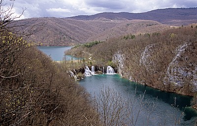 Donja jezera (Untere Seen): Wasserfälle zwischen Milanovac (vorne rechts) und Kozjak - Nationalpark Plitvicer Seen