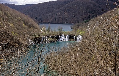 Donja jezera (Untere Seen): Wasserfälle zwischen Milanovac (vorne) und Kozjak - Nationalpark Plitvicer Seen