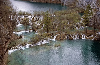 Donja jezera (Untere Seen): Wasserfälle zwischen Gavanovac (vorne) und Milanovac - Nationalpark Plitvicer Seen