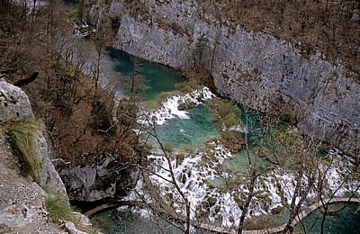 Donja jezera (Untere Seen): Wasserfälle zwischen Gavanovac (links) und Kaluderovac - Nationalpark Plitvicer Seen