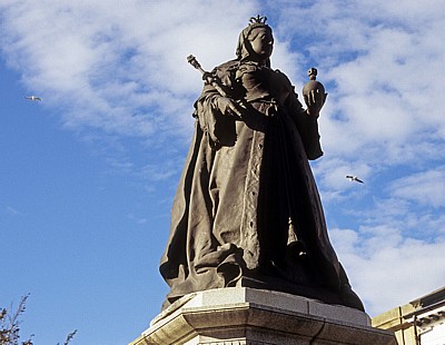 Neville Street: Queen Victoria Statue (Sir George Frampton) - Southport