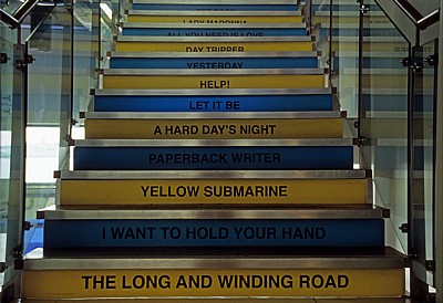 Pier Head Ferry Terminal Building: Treppe mit Namen der Beatles-Hits zur Beatles Story   - Liverpool