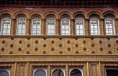 Hanover Street: Church House - Fensterreihe und Mauerwerk - Liverpool