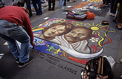 The James William Carling International Pavement Art Competition: Alberto Forlenza mit seinem Werk  - Liverpool
