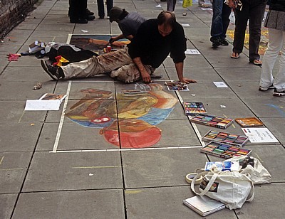 The James William Carling International Pavement Art Competition: Straßenmaler bei ihrer Arbeit - Liverpool