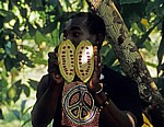 Gewürztour: Sansibari mit aufgeschnittener Kakaoschote - Sansibar