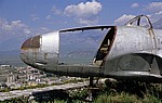 Blick durch das Flugzeugwrack auf die Stadt und das Umland - Gjirokastra