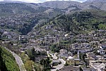 Blick von der Burg auf die Altstadt an den Hängen des Mali i Gjerë - Gjirokastra