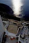 Blick über den Ort auf die Caldera im Abendlicht - Fira