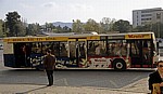 Sheshi Nanë Terese (Mutter-Teresa-Platz): Deutsche Werbung auf einem Linienbus - Tirana