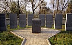 Parku i Madh (Großer Park): Granitstelen des Deutschen Soldatenfriedhofes - Tirana