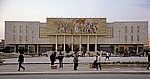Sheshi Skanderbeg (Skanderbeg-Platz): Freizeitbeschäftigung vor dem Nationalmuseum - Tirana
