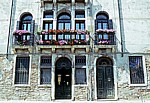 Hausfassade mit Blumenschmuck - Venedig