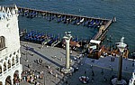 Blick vom Campanile: Säulen von San Marco und San Teodoro, dahinter Anlegeplätze für Gondeln - Venedig