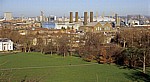 Blick vom Old Royal Observatory: Millenium Dome (The O2), davor die Greenwich Power Station - London