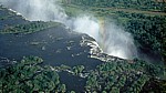 Blick über die Abbruchkante der Horseshoe Falls und Main Falls - Victoriafälle