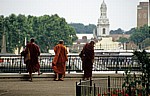 Mönche blicken auf das Royal Naval College - London