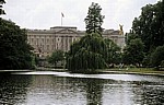 St James's Park: Blick auf Buckingham Palace und das Victoria Monument - London