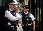 Polizisten an der Downing Street - London