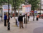 Leicester Square: Wandelnde Werbeschilder - London