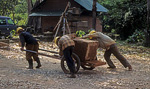 Chau Say Tevoda: Arbeiter transportieren die Felsblöcke - Angkor