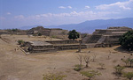 Blick von der Plataforma Norte (Nordplattform): Bauwerk K / System IV - Monte Albán